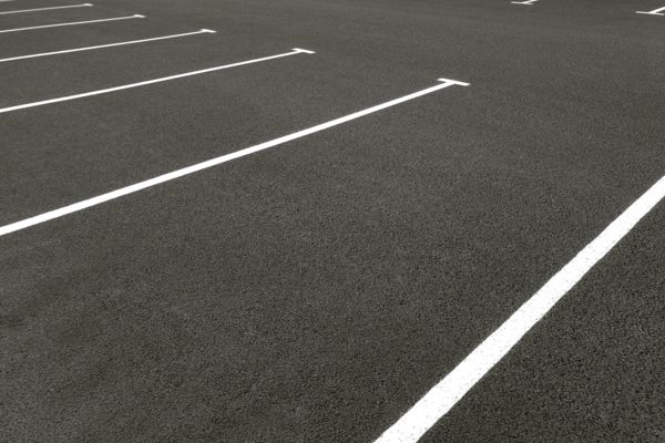 Ein frisch asphaltierter Parkplatz mit weißen Markierungen