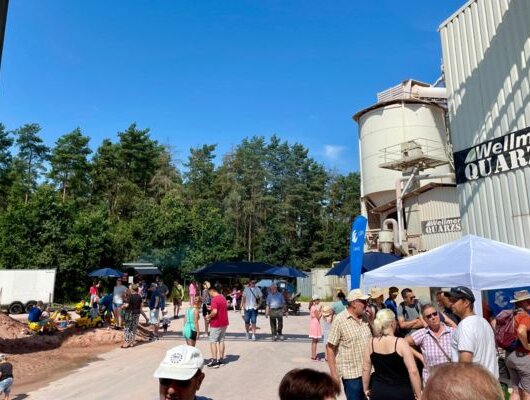 Many people visit the Wellmersdorf quartz sand plant on a sunny day during an open house event.